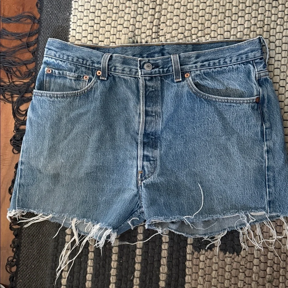 Vintage Levis Zip Front High Rise Raw Hem Relaxed Short. Size 31